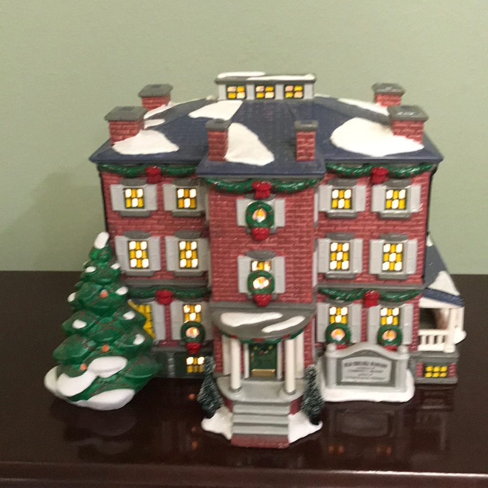 DEPT 56 OLD CHELSEA MANSION. LIGHT UP HOUSE